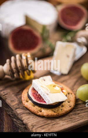 Craquelins au fromage frais et au brie fig et le miel. Banque D'Images