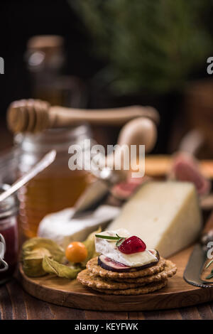 Craquelins au fromage Camembert,avec,canneberge fig et herb. chrstmas festif et l'alimentation. Banque D'Images