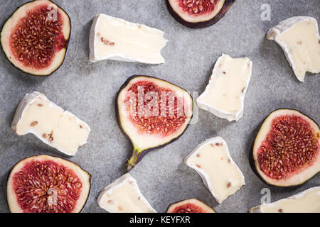 Le camembert et figues fraîches sur ardoise en pierre, vue du dessus. Banque D'Images