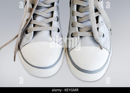 Nouvelles chaussures de sport sur un fond blanc Banque D'Images