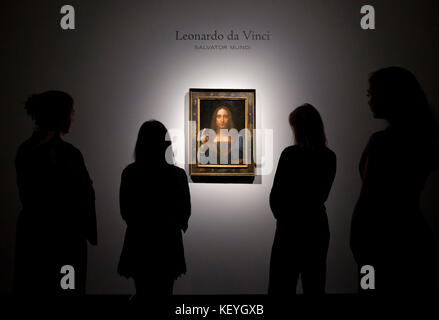 Les gens regardent le Salvator Mundi de Léonard de Vinci à Christie's à Londres avant que le travail soit vendu dans l'enchère de soirée d'après-guerre et d'art contemporain le 15 novembre à Christie's New York où il est estimé à 100 millions de dollars. Banque D'Images