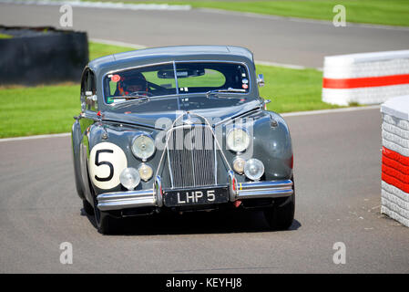 Jaguar MkVII de 1955 appartenant à Derek Hood pilotée par Nicolas Minassian en course dans le Trophée St Mary à Goodwood Revival 2017 Banque D'Images