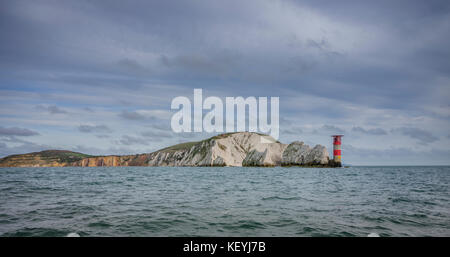 Les aiguilles phare sur l'île de Wight, Royaume-Uni vue lors de l'approche par bateau. Banque D'Images