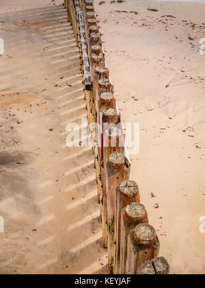 Un brise-lames à l'extrémité ouest de la plage de Ventnor, île de Wight. Banque D'Images