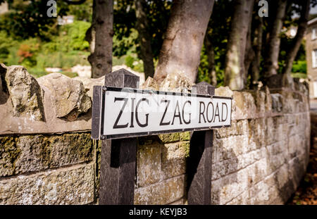 Un panneau routier pour Zig Zag Road à Ventnor sur l'île de Wight. Banque D'Images