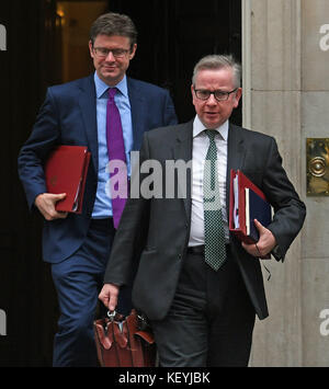 Le secrétaire d'entreprise Greg Clark (à gauche) et le secrétaire à l'Environnement Michael Gove quittent le 10 Downing Street, à Londres, après une réunion du Cabinet. Banque D'Images