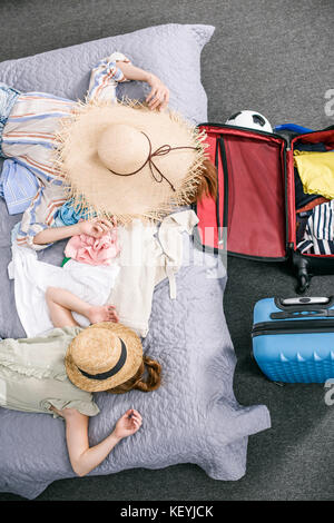 Mère et fille la préparation de voyage Banque D'Images