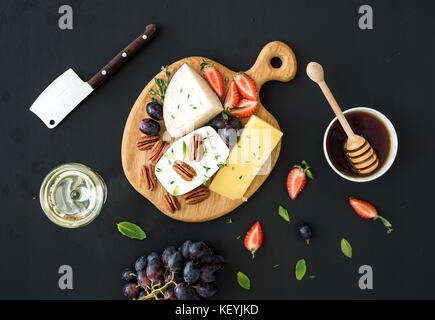 Sélection de fromages apéritif ou strident snack-set. variété de fromage, raisins, noix de pécan, de fraise et de miel Banque D'Images