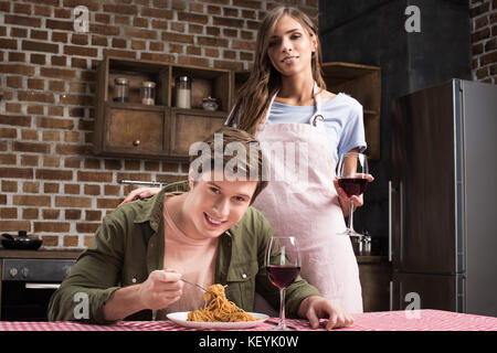 Man eating pasta Banque D'Images