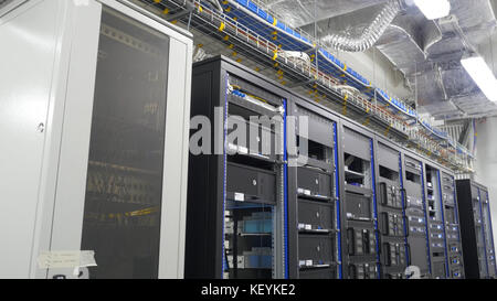 De nombreux serveurs puissants s'exécutent dans la salle des serveurs du centre de données. De nombreux serveurs dans un datacenter. De nombreux racks avec serveurs situés dans la salle des serveurs. Affichage lumineux D'une PLURALITE D'EQUIPEMENTS de commande. Banque D'Images