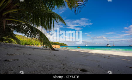 Catamarans à Anse Lazio sur les seychelles. L'eau turquoise, rochers de granit dans le sable blanc sur Paradise beach Banque D'Images