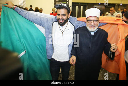 Sheikh Hussein halawa irlandais avec son fils Ibrahim halawa (gauche) comme il est arrivé à l'aéroport de Dublin après avoir été libéré d'une prison égyptienne après quatre années derrière les barreaux. photo date : mardi 24 octobre 2017. L'athlète de 21 ans a été libéré à la fin de la semaine dernière, environ un mois après il a été acquitté de toutes les charges liées à une protestation de masse frères musulmans au Caire en 2013. voir l'activité histoire irish halawa. crédit photo doit se lire : Brian Lawless/pa wire Banque D'Images