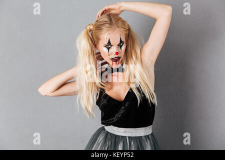 Image de jeune femme blonde dans halloween composent posant et regardant la caméra Banque D'Images