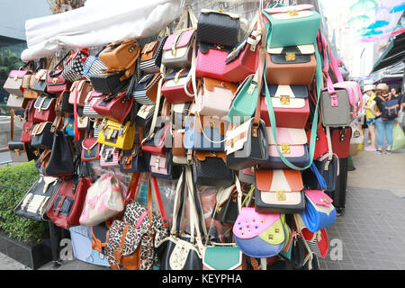 Sac à main sac femmes shop et les touristes sont des achats dans rue commerçante, Platinum Fashion Mall, le marché de Pratunam, à Bangkok, Thaïlande. Banque D'Images