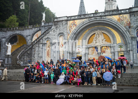 Groupe de touristes en face de la cathédrale, Lourdes, France, Europe. Banque D'Images