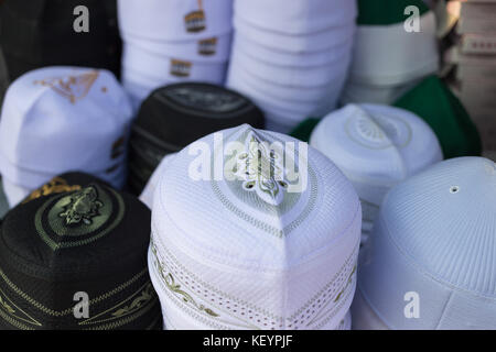 Calottes keffiyeh vendre sur le marché. keffieh chapeau de crâne est un couvre-chef national islamique et habituellement portés par les hommes musulmans Banque D'Images