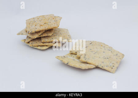 Craquelins à grains entiers / pain croustillant isolées sur fond blanc Banque D'Images