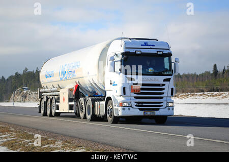 PAIMIO, FINLANDE - 12 MARS 2016 : semi-camion-citerne Scania en transport ADR de GNL gaz naturel liquéfié le long de l'autoroute. Banque D'Images