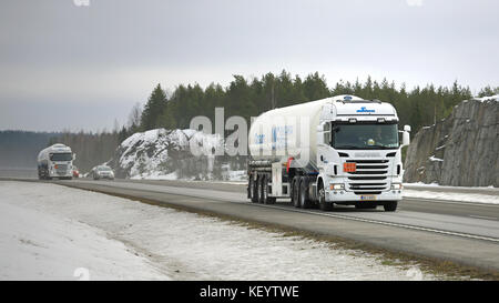 PAIMIO, FINLANDE - 12 MARS 2016 : deux semi-camions-citernes Scania dans l'ADR transportent le long de l'autoroute. Banque D'Images