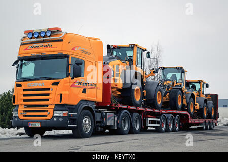 Lieto, Finlande - le 12 mars 2016 : Scania r500 v8 camion est prêt à transporter trois volvo l60h chargeurs sur roues. Le poids d'utilisation de Volvo l60h est 11.0-13.6 Banque D'Images