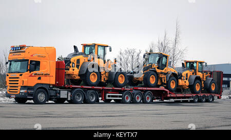 Lieto, Finlande - le 12 mars 2016 : Scania r500 v8 camion est prêt à transporter trois volvo l60h chargeurs sur roues. Le poids d'utilisation de Volvo l60h est 11.0-13.6 Banque D'Images