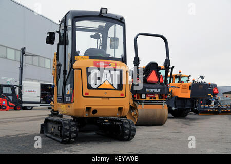 Lieto, Finlande - le 12 mars 2016 : cat 301.7d mini pelle hydraulique et d'autres équipements de construction de chat comme vu à la manifestation publique d'konekaupan vi Banque D'Images