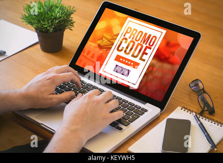 Digital marketing concept. close-up Vue de dessus d'un coolhunter working on laptop. Tous les écrans graphiques sont constitués. Banque D'Images