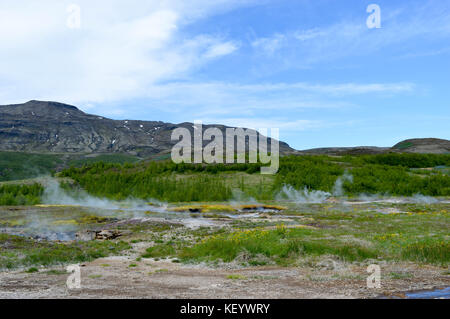 Geyser strokkur qui éclaterait en zone géothermique en Islande de haukadalur Banque D'Images