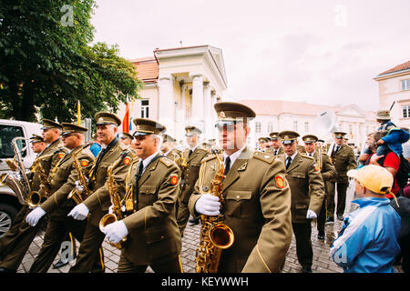 Vilnius, Lituanie. Les agents de l'orchestre militaire de Lituanie prendre part au défilé de jour de l'état sur place près de palais présidentiel. maison de vacances en commemo Banque D'Images