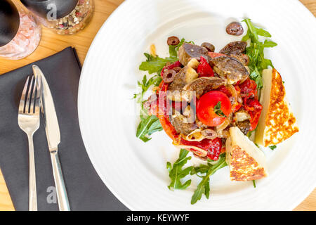 Avec salade, marinée halloumi papper et l'oignon, roquette, eggplat et olives. Banque D'Images