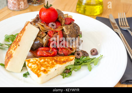 Avec salade, marinée halloumi papper et l'oignon, roquette, eggplat et olives. Banque D'Images