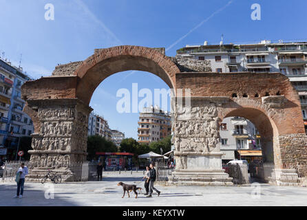 Thessalonique, Grèce - 1 novembre : les gens profitent du beau temps en face de l'Arc de Galère le 1 novembre 2015 à Thessalonique. Banque D'Images