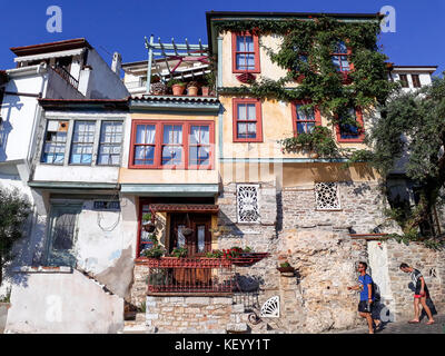 Kavala, Grèce - juillet 6, 2017 : les touristes passer le long de maisons colorées de la vieille ville de Kavala. Banque D'Images