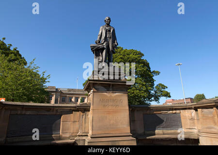 Statue de William Armstrong, le premier baron de cragside, à Newcastle-upon-Tyne, en Angleterre. Armstrong était un industriel de l'époque victorienne. Banque D'Images