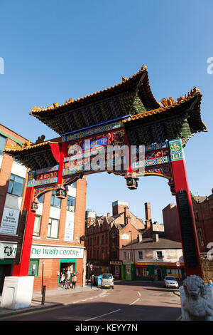 Porte menant à Chinatown à Newcastle-upon-Tyne, en Angleterre. La porte colorée se trouve près du Tyneside Irish Centre. Banque D'Images