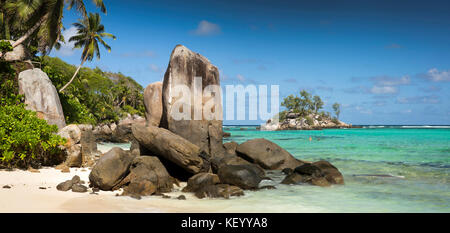 Les Seychelles, Mahe, Anse Royale, Ile de la rivière Souris, la plage, le granite rock formation vue panoramique Banque D'Images