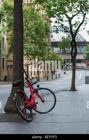 L'une des nombreuses nouvelles voitures vélos à Sydney est en attente d'être loué Banque D'Images