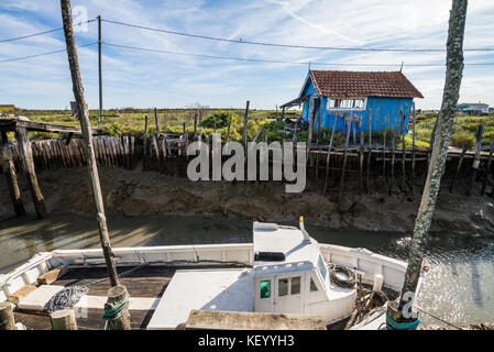 Cabines colorées d'huîtres à la baudissire près de dolus / saint-pierre-d'olron, île d'olron, charente-maritime, France, Europe. Banque D'Images