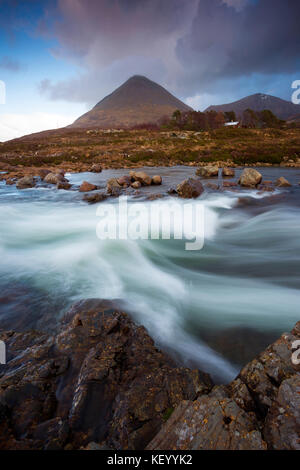 Glamaig à partir de la rive de la rivière sligachan. Une exposition longue brouille l'eau Banque D'Images