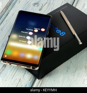 Koszalin, Pologne - 24 octobre 2017 : samsung galaxy note 8 sur fond blanc. samsung note 8 sont nouvelle génération smartphone de samsung le Samsung. Banque D'Images