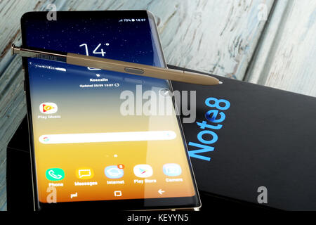 Koszalin, Pologne - 24 octobre 2017 : Samsung Galaxy Note 8 sur fond blanc. Samsung Note 8 sont nouvelle génération smartphone de Samsung. Le Samsung Banque D'Images