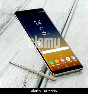 Koszalin, Pologne - 24 octobre 2017 : samsung galaxy note 8 sur fond blanc. samsung note 8 sont nouvelle génération smartphone de samsung le Samsung. Banque D'Images