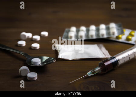 L'homme en matière de dépendance à la Drogue et médicaments seringue d'héroïne cuit Banque D'Images