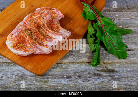 La viande steak aw sur planche de bois sombre. De fines tranches de porc Banque D'Images