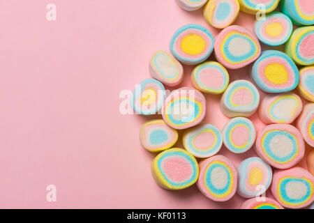 Un minimum de mise à plat. Vue de dessus de la guimauves pastel sur un pinkbackground. Banque D'Images