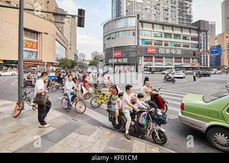 Chengdu, Chine - 29 septembre 2017 : Busy street dans le centre-ville. Chengdu est une des trois villes les plus peuplées de l'ouest de la Chine. Banque D'Images