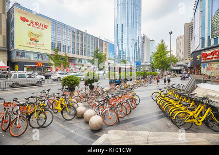 Chengdu, Chine - 29 septembre 2017 : Des vélos publics partagés sont très populaires dans la ville de Chengdu. Banque D'Images