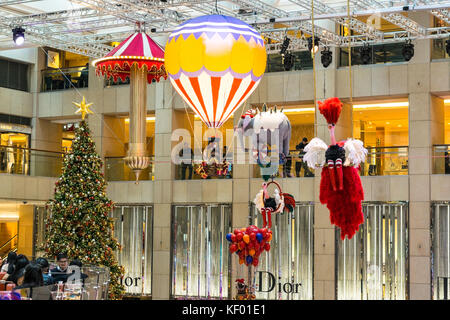 Décorations de Noël sur le thème du cirque dans un centre commercial de luxe à hong kong Banque D'Images