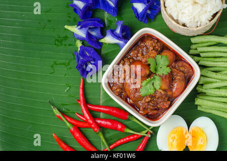 Le style du nord et de porc thaï chili avec relish tomate riz gluant et des légumes sur des feuilles de banane, nam prik aawng, nam prik ong Banque D'Images