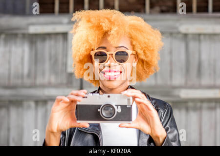 Portrait de vie d'une femme africaine sur le fond en bois Banque D'Images